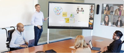 Un grup de persoane într-o conferință video.