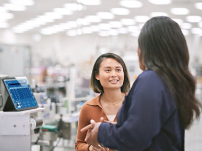 un prim-plan al unei femei vorbind