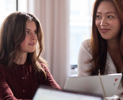 几位女士坐在一张桌子旁。