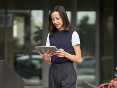 一位女士拿着平板电脑。