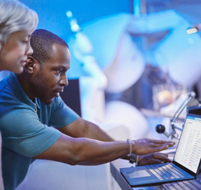 Uomo e donna che guardano un portatile.
