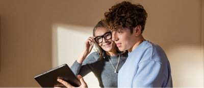 Een man en een vrouw die naar een tablet kijken.