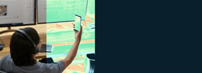 אישה מחזיקה טלפון ומרכיבה אוזניות.