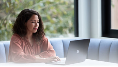 En kvinde, der arbejder på en bærbar computer