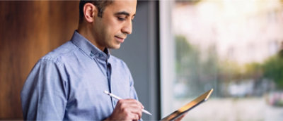 A man holding his tablet
