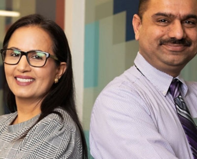 Kobieta i mężczyzna spoglądający bezpośrednio w kamerę.