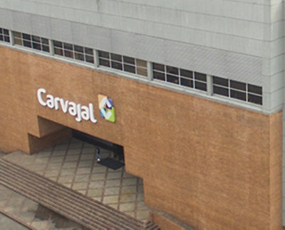 Budynek z szyldem zawieszonym na bocznej ścianie z napisem Carvajal.