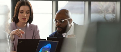 Mężczyzna i kobiety dyskutują ze sobą.