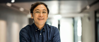 Osoba uśmiechająca się do kamery