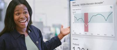 Une femme présentant un graphique sur un écran d'ordinateur avec du texte sur un déconnecteur d'alternateur.