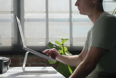 タブレットの上にある人の手。