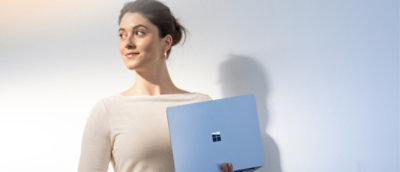 Женщина стоит с ноутбуком