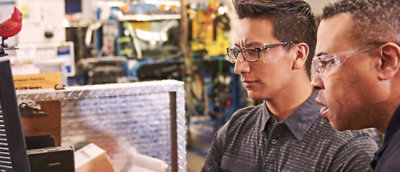 En mann med vernebriller som ser på et papir.