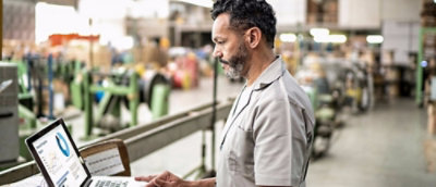 En mann som ser på en sjekkliste.