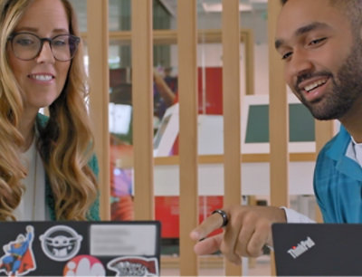 En mann og en kvinne som ser på skjermen på en bærbar datamaskin.