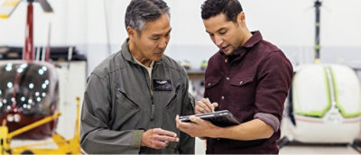 En mann som holder et nettbrett.