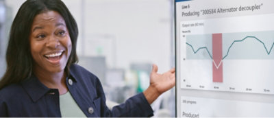 En kvinne med langt svart hår som presenterer en graf på en dataskjerm.