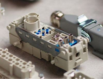 Nærbilde av en enhet med kontakter og ledninger.