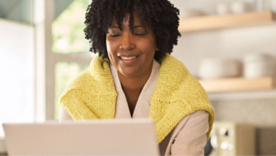 一名女性正在使用她的膝上型電腦