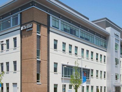 A building with many windows under a blue sky.