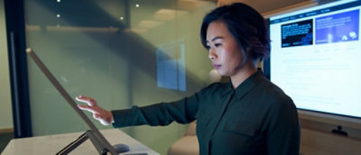 En kvinde, der arbejder med en bærbar computer