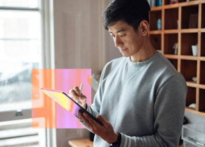 En person, der skriver på en bærbar computer med en skærm, der viser ressourcer til beskyttelse mod cybertrusler.