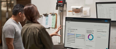 To personer, der kigger på en computerskærm