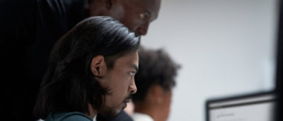 To personer, der kigger på skærmen på kontoret