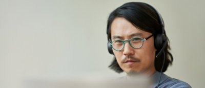 En person med briller, der ser ind på skærmen