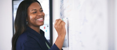 Žena, která píše na tabuli.