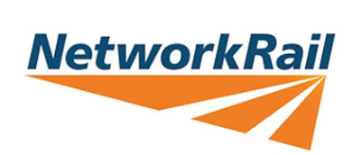Logo s modrým a oranžovým textem NetworkRail.