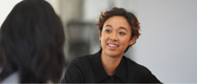 Una persona con un traje sosteniendo una tableta.