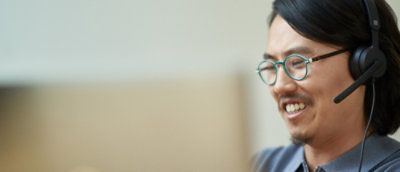 Una persona con auriculares y gafas.