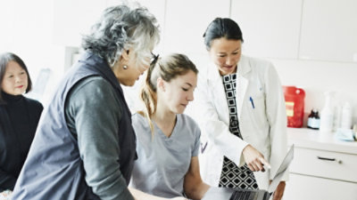 Un grupo de personas mirando un portátil.