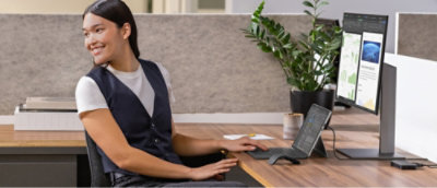 Una persona que usa un portátil en un escritorio.