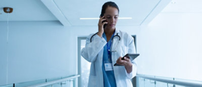 En lege som snakker i telefonen.