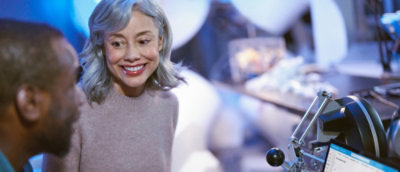  O femeie vorbind cu un bărbat.