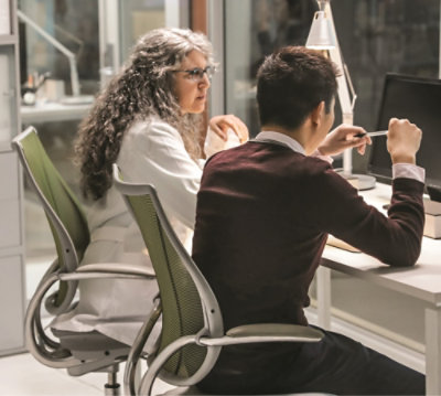 Un bărbat și o femeie așezați la o masă.