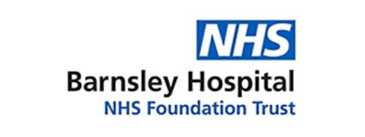 Prim-plan cu sigla NHS Barnsley Hospital NHS Foundation Trust.