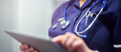 身穿制服、带着听诊器的医生特写。