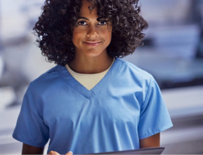 在特写视图中，一位女士身穿蓝色手术服。