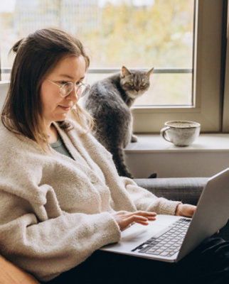 ノート PC の前に座っている人。