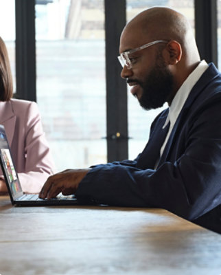 ノート PC で入力する人のクローズアップ。