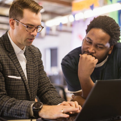 顎に手を当てた男性のクローズアップ写真。