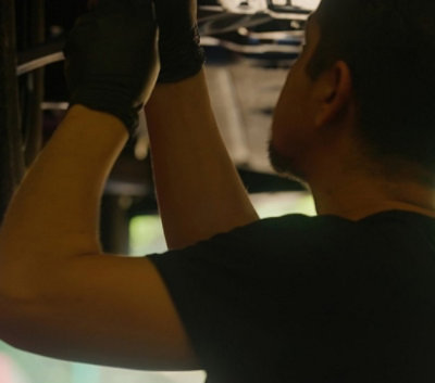 車の内装の隣にある人の腕のクローズアップ。