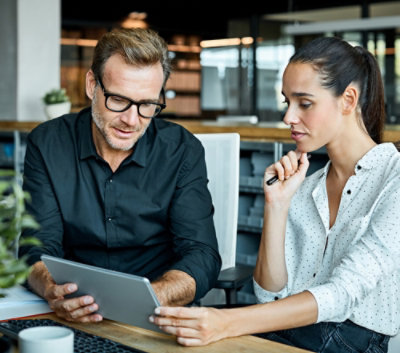 タブレットを見ている男性と女性。
