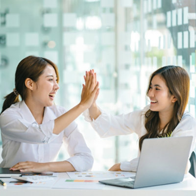 En kvinna gör high five med en annan kvinna.