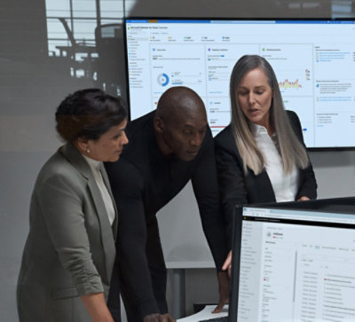 En grupp personer samlade runt en datorskärm.