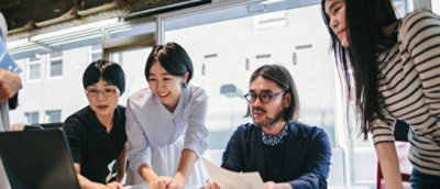 A group of people disccussing while looking at the screen