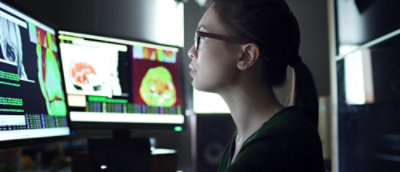 Seorang wanita sedang melihat layar komputer.